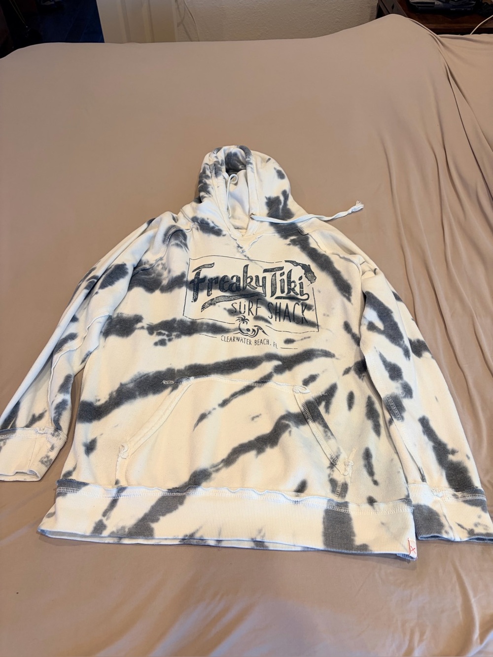 Vineyard Crew Tie-Dye Hoodie – Men’s Size Large